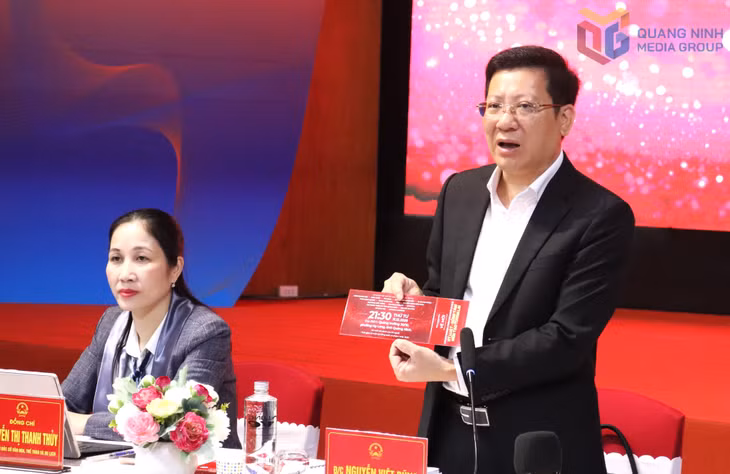 Lãnh đạo Sở Văn hóa, Thể thao và Du lịch công bố vé chương trình.