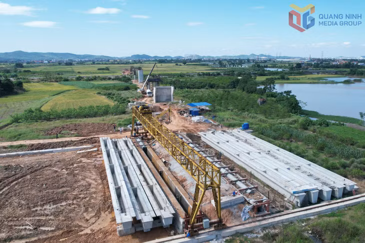 Công trường thi công, xây dựng đường tỉnh 327 kết nối các tuyến đường trọng điểm với Khu di tích lịch sử nhà Trần.
