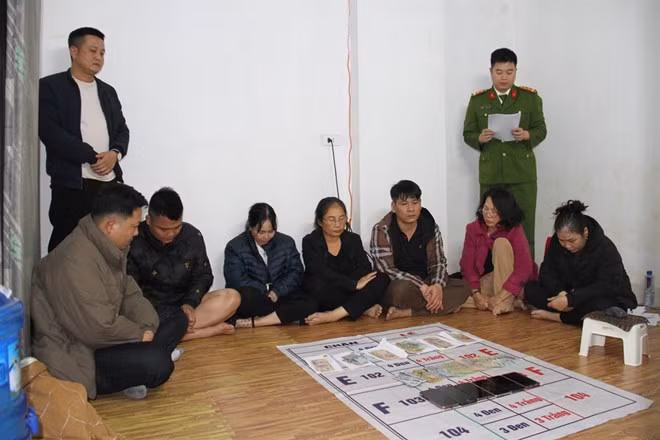 Các đối tượng cùng vật chứng tại hiện trường. Ảnh: Quỳnh Trang