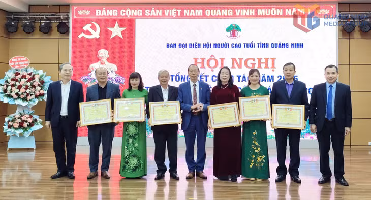 Ban Đại diện Hội NCT tỉnh tặng giấy khen cho các tập thể, cá nhân có thành tích xuất sắc trong các phong trào thi đua của hội năm 2025.