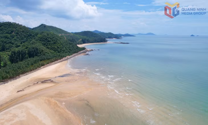 Xã Cái Chiên sở hữu bãi cát mịn, làn nước trong xanh, rừng nguyên sinh cùng môi trường trong lành, rất phù hợp phát triển du lịch sinh thái, nghỉ dưỡng.