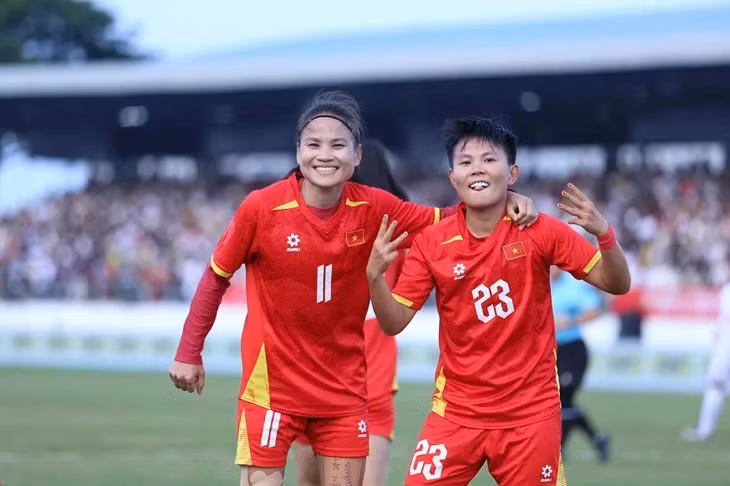 Các cầu thủ nữ VN ăn mừng chiến thắng trước Myanmar - Ảnh: THANH ĐỊNH