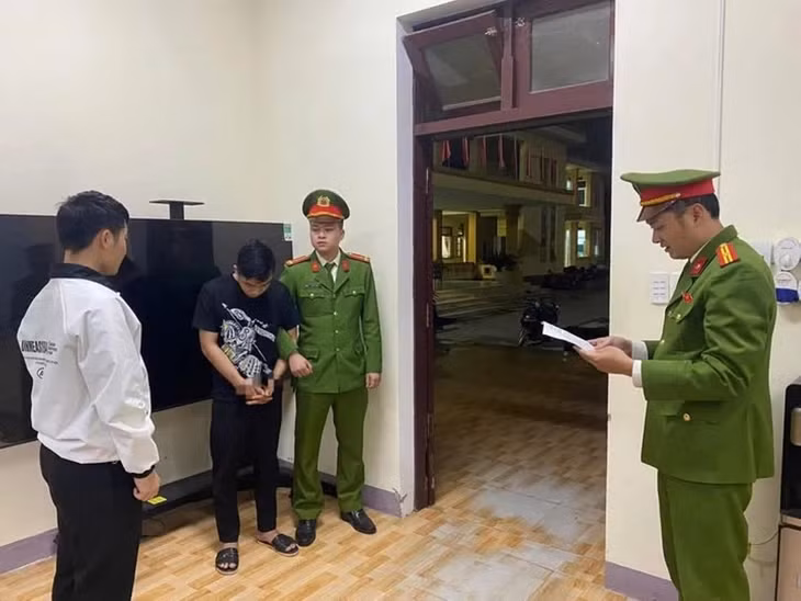 Nghi phạm Hoàng (áo đen) bị khởi tố và bắt tạm giam vì trộm ô tô - Ảnh: T.G