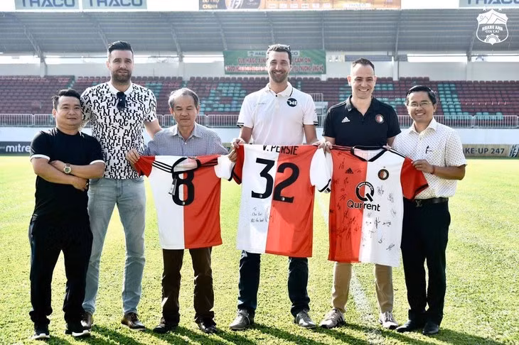 Bầu Đức (thứ 3 từ trái sang) cùng đại diện CLB Feyenoord Rotterdam vào năm 2019 - Ảnh: HAGL FC