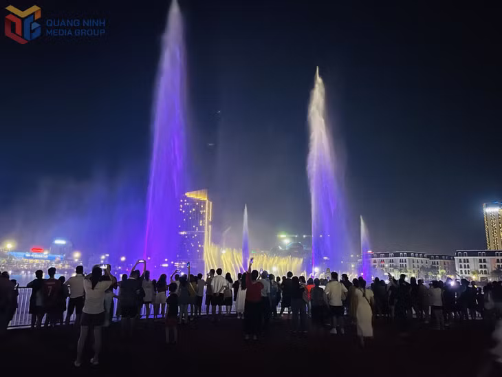 Halo Bay Show – chương trình nhạc nước thu hút khách và được công nhận 3 kỷ lục Việt Nam.