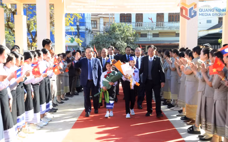 Thầy cô giáo và học sinh Trường THPT Phăn Xăm, tỉnh Hủa Phăn tặng hoa và chào đón đồng chí Quản Minh Cường, Bí thư Tỉnh ủy, Trưởng Đoàn ĐBQH tỉnh cùng Đoàn đại biểu tỉnh Quảng Ninh tham dự Lễ bàn giao Trường THPT Phăn Xăm.