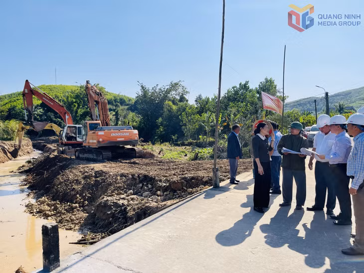 Lãnh đạo xã Quảng La kiểm tra việc xây dựng tuyến mương trên địa bàn. Ảnh: Hoàng Nga