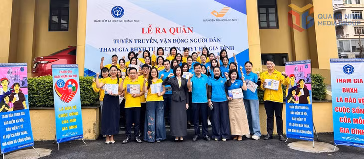 Cán bộ, nhân viên hai cơ quan BHXH tỉnh và Bưu điện tỉnh nêu quyết tâm tại Lễ ra quân tuyên truyền vận động người dân tham gia BHXH tự nguyện, BHYT hộ gia đình.