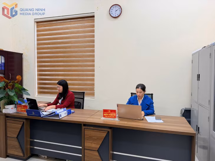 Cán bộ phường Tuần Châu rà soát danh sách các đối tượng nhận quà tặng của Đảng và Nhà nước.