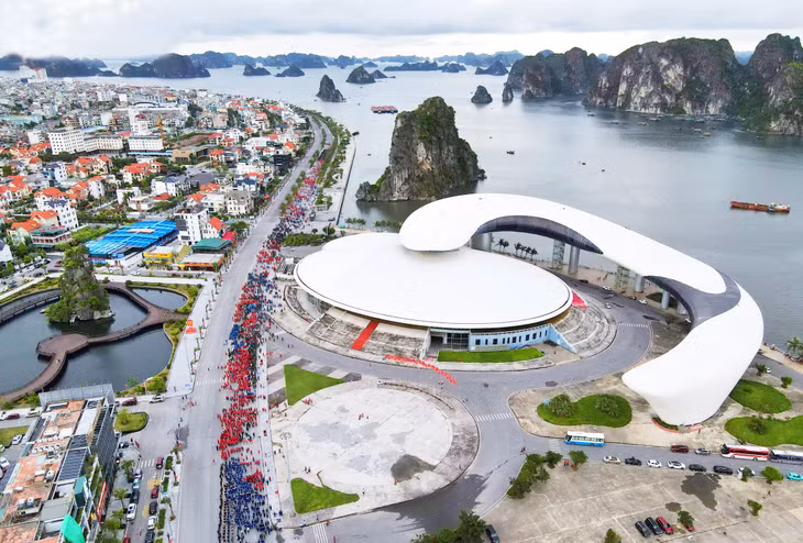 Cung đường bao biển ven bờ Vịnh Hạ Long là điểm đến của nhiều giải marathon, góp phần lan tỏa hình ảnh, không gian di sản.