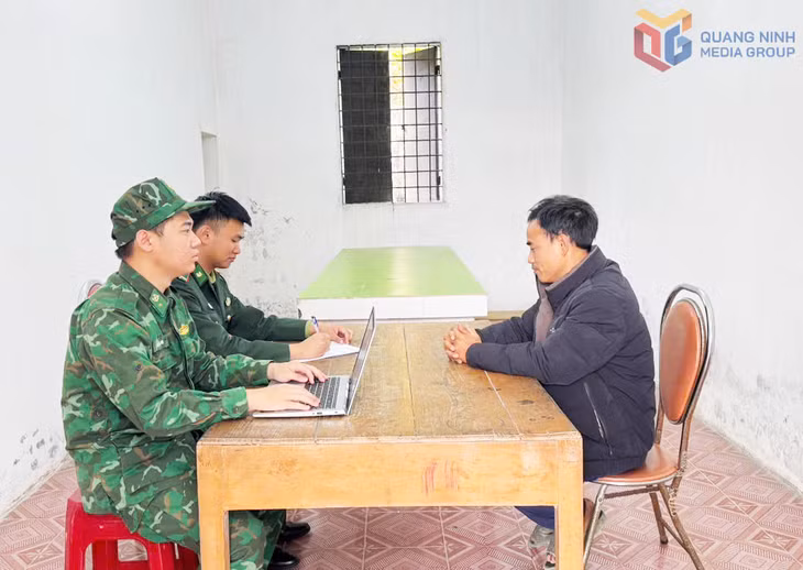 Cán bộ BĐBP lấy lời khai đối tượng Lê Văn Hưng.