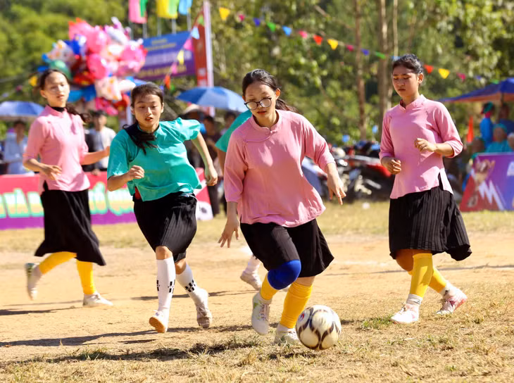 Giải bóng đá nữ các dân tộc thiểu số tỉnh Quảng Ninh mở rộng - Cúp VTV5 là lễ hội thể thao tôn vinh vẻ đẹp văn hóa dân tộc. Ảnh: Hà Phong