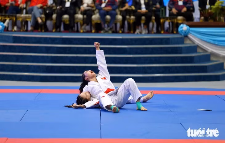 Hồng Ngọc và Nguyễn Ngọc Bích "mở hàng" huy chương cho thể thao Việt Nam - Ảnh: THANH ĐỊNH
