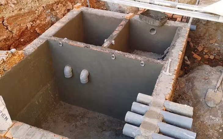 Bể tự hoại bê tông thường xuất hiện vết nứt sau vài năm sử dụng, gây ô nhiễm mạch nước ngầm