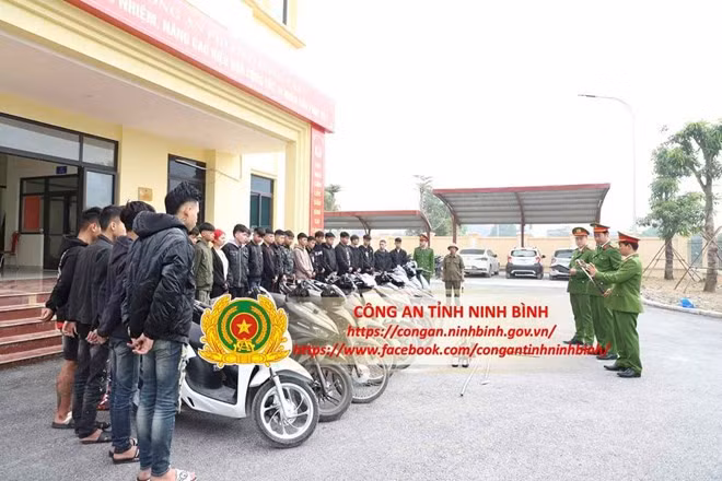 Các đối tượng tại cơ quan công an. Ảnh: Công an tỉnh Ninh Bình
