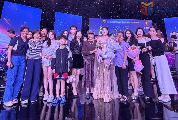 Bảo Anh bên người thân và gia đình sau đêm chung kết. Bảo Anh bên người thân và gia đình sau đêm chung kết.