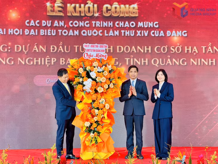 Thay mặt Tỉnh ủy, HĐND, UBND, Ủy ban MTTQ tỉnh, đồng chí Vũ Văn Diện, Ủy viên BTV Tỉnh ủy, Phó Chủ tịch Thường trực UBND tỉnh tặng hoa cho Chủ đầu tư dự án.