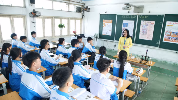 Tiết học môn Vật lý tại Trường THPT Hoàng Quốc Việt.