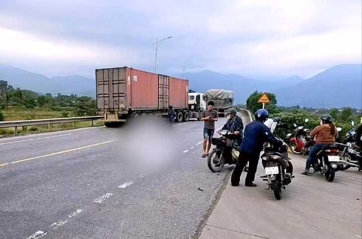 Hiện trường vụ tai nạn giữa xe tải do tài xế Ngô Trọng Trí lái và xe máy khiến 2 người tử vong - Ảnh: H.D.