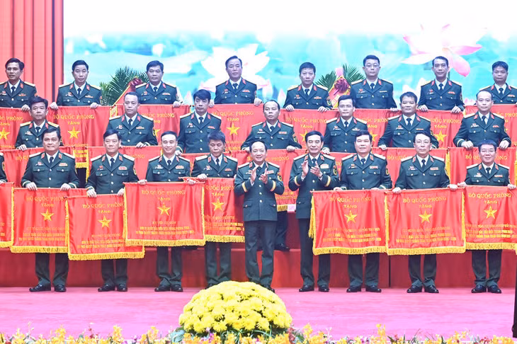 Đại tướng Phan Văn Giang và Đại tướng Trịnh Văn Quyết trao cờ thi đua của Bộ Quốc phòng tặng các đơn vị xuất sắc tiêu biểu. (Ảnh: ĐĂNG KHOA)