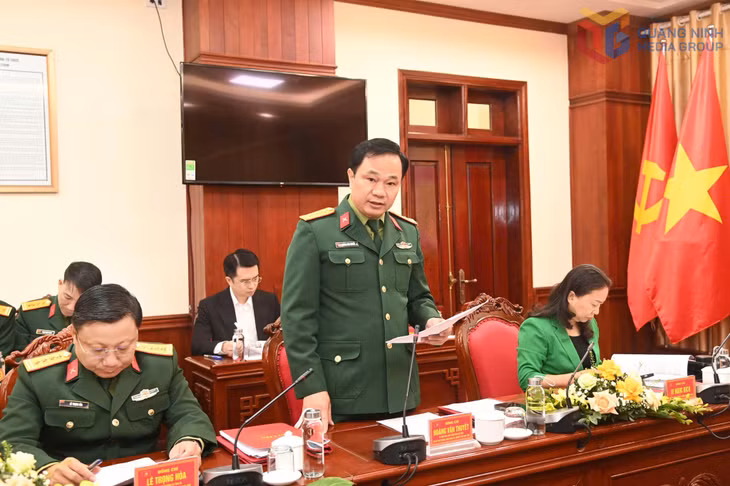 Đồng chí Thuyết, Chính ủy ..
