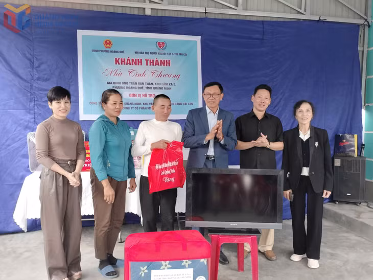 Hội Bảo trợ Người khuyết tật và trẻ mồ côi tỉnh Quảng Ninh trao quà cho gia đình anh Tuấn.