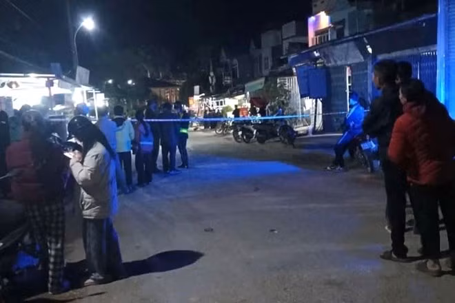 Công an Lào Cai phong tỏa hiện trường vụ án mạng. Ảnh: Dung Thư