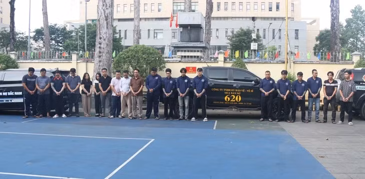 "Được Đất Bắc" và đàn em tại Công an TP.HCM - Ảnh: Công an TP.HCM