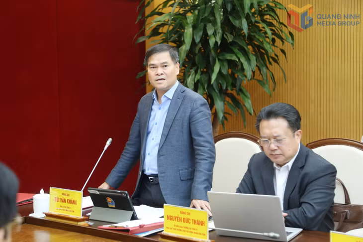 Đồng chí Bùi Văn Khắng, Phó Bí thư Tỉnh ủy, Chủ tịch UBND tỉnh, phát biểu tại hội nghị.