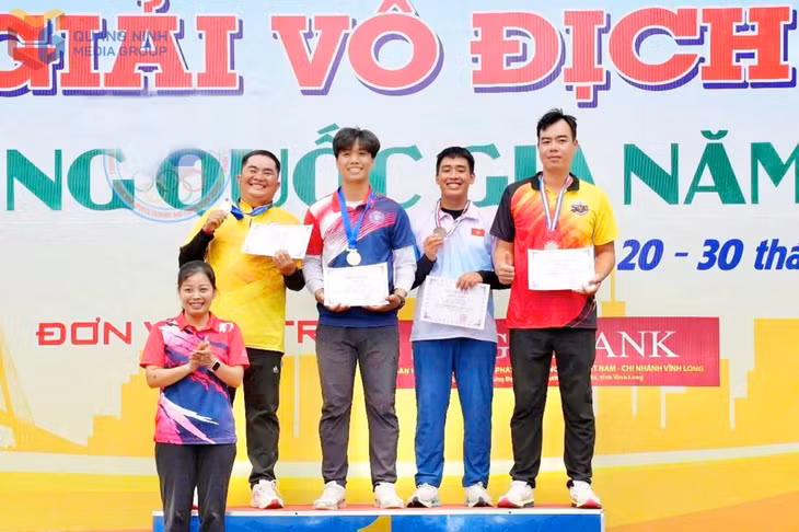 HLV Đặng Thị Nhàn chia vui cùng 6 Huy chương Đồng mà Đức (trên bục, thứ 3 từ phải sang) giành được ở các nội dung cung 3 dây nam Giải Vô địch quốc gia 2025.