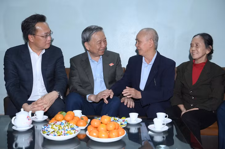 Tổng Bí thư Tô Lâm thăm hỏi, động viên thương binh Nguyễn Trọng Hiếu, thôn Quang Trung, xã Kiến Xương, tỉnh Hưng Yên. (Ảnh: ĐĂNG KHOA)