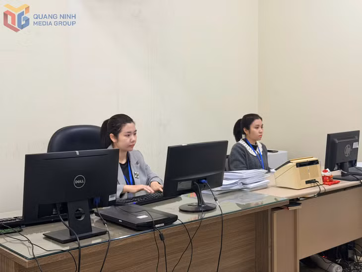 Công chức Phòng Văn hoá -xã hội, phường Cẩm Phả hoàn thiện báo cáo về công tác tặng quà. 