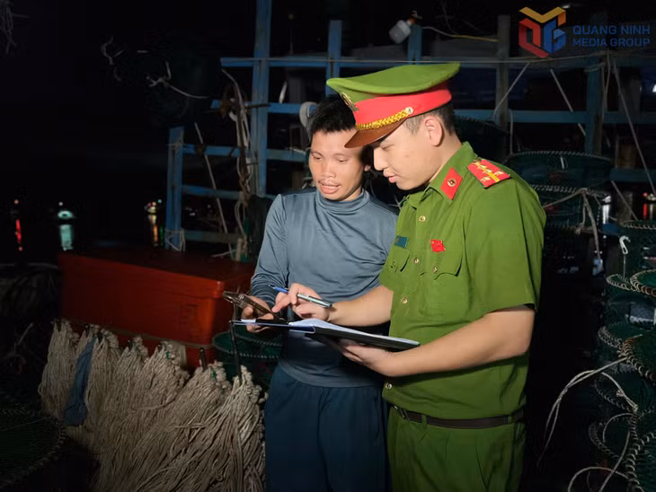 Công an đặc khu Cô Tô nắm bắt tình hình an ninh cơ sở.