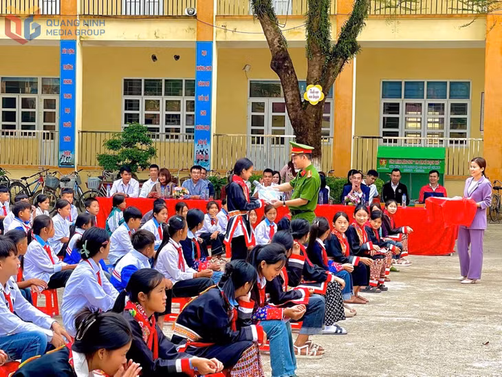 Cán bộ Công an xã Đường Hoa tuyên truyền luật Trật tự, ATGT đường bộ cho học sinh trường.