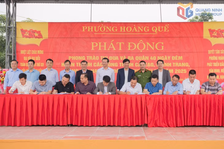 Đại diện các khu dân cư trên địa bàn phường Hoàng Quế ký cam kết cải tạo, vận động nhân dân hiến đất, công trình chỉnh trang đô thị.