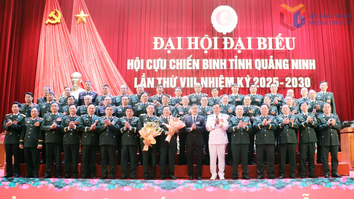 Lãnh đạo Ủy ban MTTQ tỉnh tặng hoa chúc mừng Ban chấp hành Hội CCB tỉnh lần thứ VIII, nhiệm kỳ 2025-2030 ra mắt.