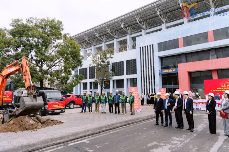 Các đại biểu chứng kiến động thổ thi công dự án Khu cảnh quan và hạ tầng kỹ thuật xung quanh Sân vận động Cẩm Phả 