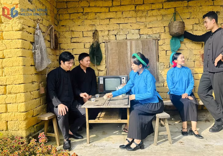 Du khách trải nghiệm không gian văn hóa Sán Chỉ truyền thống tại homestay Nình A Lộc.