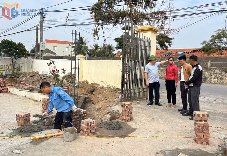Ông Bùi Văn Hiển (ngoài cùng, bên phải), khu Nam Hòa 7, phường Phong Cốc, tự nguyện hiến khoảng 60m² đất, tháo dỡ công trình để tạo mặt bằng cho đơn vị thi công.&nbsp;