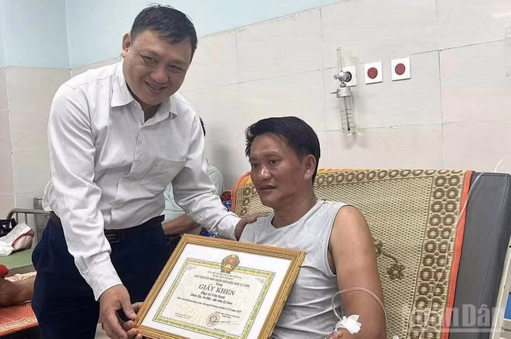 Chủ tịch Ủy ban nhân dân đặc khu Lý Sơn Nguyễn Văn Huy thăm hỏi, trao tặng Giấy khen cho ông Lê Văn Sanh.