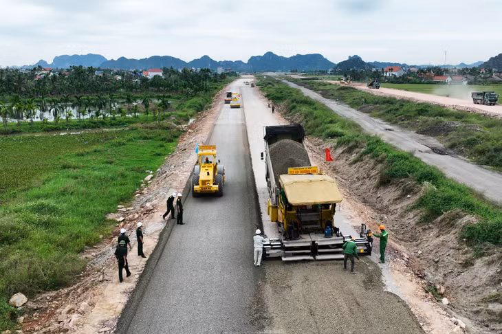 Thi công tại dự án đường ven sông (đoạn đường tỉnh 338 đến Đông Triều) (12-2025). Ảnh: Đỗ Phương