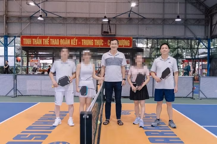 Ông Phan Tất Phượng (bìa phải) cùng ông Đinh Hồng Thuật (giữa) tại giải pickleball "Vũ điệu pickleball tình yêu U90" - Ảnh: Người dân cung cấp
