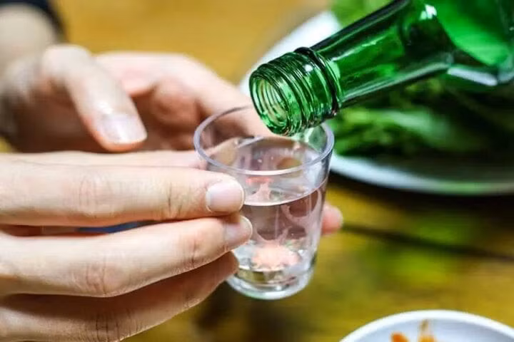 Quan niệm uống rượu cho ấm cơ thể là sai lầm. (Ảnh minh hoạ)