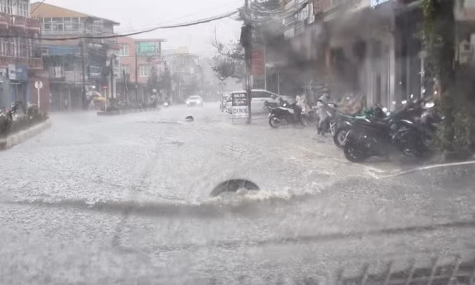 Mưa làm ngập đường Yersin. Ảnh: Minh Bằng