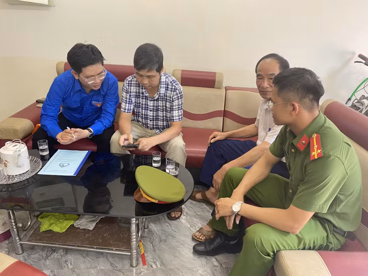 Tổ công nghệ số thị trấn Quảng Hà (Hải Hà) tuyên truyền, hướng dẫn người dân tại nhà các tiện ích của chuyển đổi số.