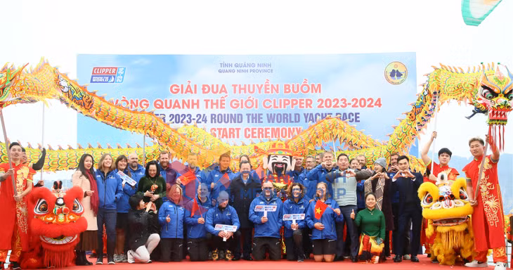 2024-03_Đồng chí Cao Tường Huy, Chủ tịch UBND tỉnh, chụp ảnh lưu niệm cùng Đội đua HaLongBay, VietNam. Ảnh: Đỗ Phương