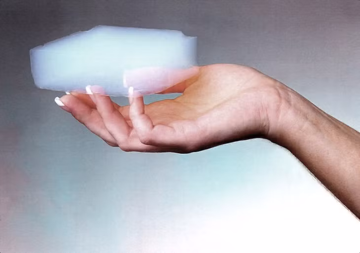 Aerogel là vật liệu rắn nhẹ nhất thế giới, với thành phần có thể lên tới 99% là không khí (Ảnh: Getty).