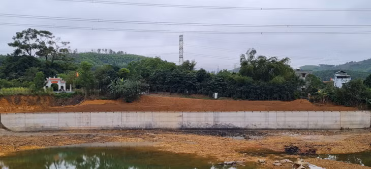 Tuyến kè chống sạt lở chỉ dài khoảng 100m ở đối diện cửa tràn hồ Cao Vân, phần còn lại dọc theo suối thoát nước không có kè nên tiềm ẩn xảy ra sạt lở.