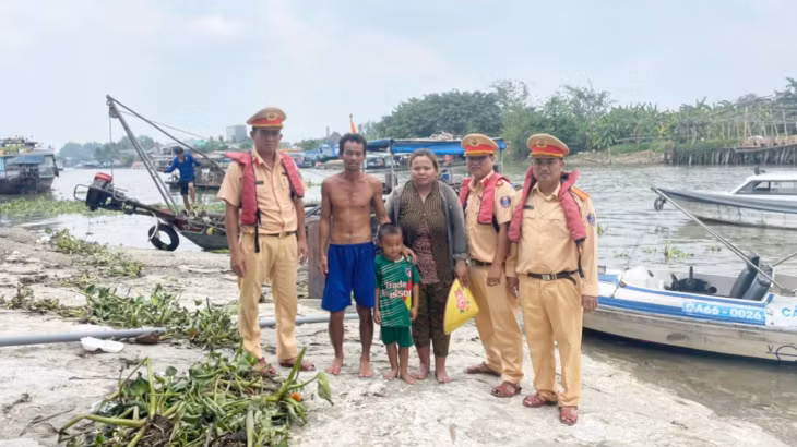 Nhờ có sự giúp đỡ kịp thời nên gia đình bị nạn được an toàn sau vụ va chạm giao thông đường thủy.