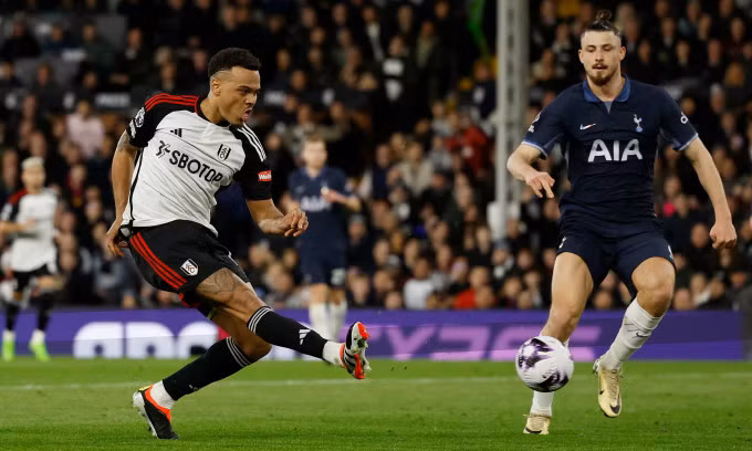 Tiền đạo Rodrigo Muniz (trái) mở tỷ số cho Fulham trước Tottenham trên sân Craven Cottage, thành phố London, vòng 29 Ngoại hạng Anh ngày 16/3/2024. Ảnh: Reuters